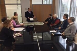 El alcalde explica a la directiva de La Capelina el plan municipal para la legalización de viviendas