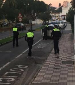 La Policía de Los barrios obligada a empujar los coches patrulla para poder arrancarlos