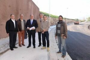 El alcalde visita las obras de la Cañada de los Tomates donde hoy han comenzado a asfaltar