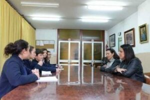 Ruiz conoce de primera mano el proyecto de huertos sociales de los alumnos del Colegio La Inmaculada"