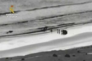 Dos detenidos mientras alijaban dos toneladas de hachís en una playa de Barbate