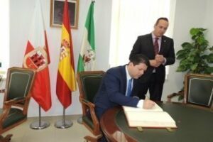 Boix y Picardo ven posible la instalación de empresas gibraltareñas en la ZAL