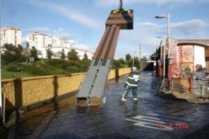 Bomberos desmontan un totém a causa del temporal