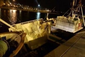 Bomberos de Algeciras achican un barco atracado en el puerto y evitan su hundimiento.