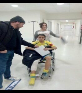 O llevas tu al niño o pagas los costes de la intervencion medica.