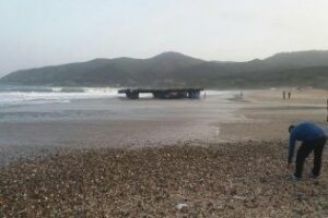 La imagen CNE: La mejillonera de Getares arrastrada a la playa