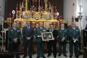 Imposición de la medalla de Hermano Mayor Honorario de la Archicofradía del Cristo de la Buena Muerte al Coronel Núñez.