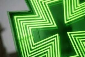 Multa de 300.000  a una farmacia por comercializar y distribuir como almacén mayorista