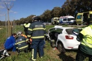 Un fallecido tras un choque frontal en la carretera vieja de Los Barrios