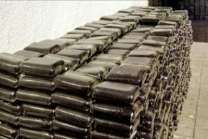 La Guardia Civil frustra dos alijos de droga interviniendo más de tres toneladas de hachís.