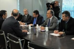 Alcalde, delegado y subdelegado del Gobierno, con los representantes de la AGI