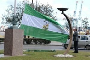 El Ayuntamiento renueva las banderas de Andalucía que ondean en espacios públicos abiertos