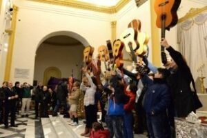 La lluvia traslada las guitarras al cielo" por Paco de Lucía al interior de La Palma