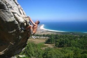 Limitada la escalada en Tarifa para proteger la cría del alimoche