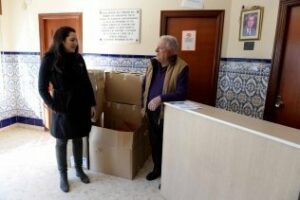 El Ayuntamiento entrega ropa de abrigo a Cáritas