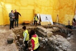 El alcalde se interesa por los hallazgos arqueológicos de la esquina de la calle General Castaños