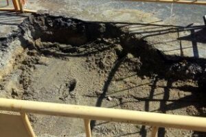 IU exige disciplina urbanística para evitar la reiteración de roturas en el saneamiento