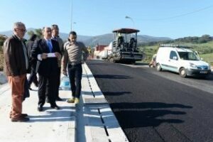 Landaluce firma, una vez cumplidos los trámites de la Cañada de los Tomates