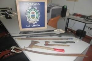 La policía local de La Línea detiene a una persona y requisa varias armas tras una disputa entre vecinos