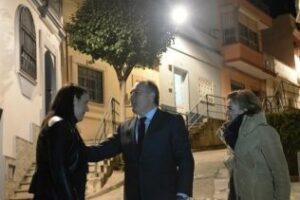 Renovada la iluminación exterior del tramo de Juan Morrison que accede a calle Sevilla