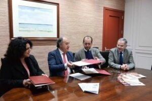 Landaluce firma el convenio con el Consejo Local de Hermandades y Cofradías