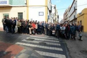 El alcalde descubre una placa en honor a Pepe Jurado en la calle Montereros