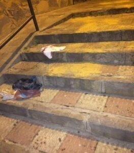 El detenido ayer en La Bajadilla por apuñalar con una tijera a su padre, llegó a cortar la goma del gas y autolesionarse