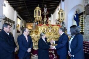 Landaluce entrega al Cristo de Medinaceli el Bastón de Mando de la ciudad
