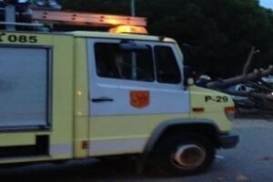 Rescatado un conductor "con los pies atrapados por el motor" tras unas colisión frontal en la A-405