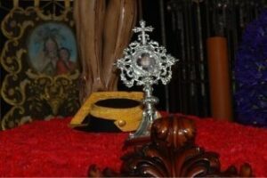 Ofrenda de sombrero de gala de la Guardia Civil al Santísimo Cristo de la Buena Muerte