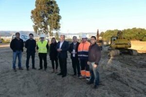 El alcalde asiste a la demolición de la antigua estación de bombeo de La Menacha