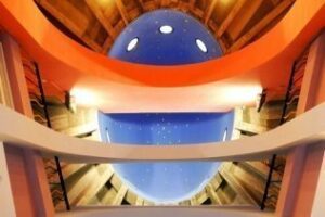 El Edificio Guillermo Pérez-Villalta" se descubre a los más jóvenes