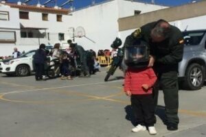La Guardia Civil realiza una exhibición de medios en el C.E.I.P San Bernardo