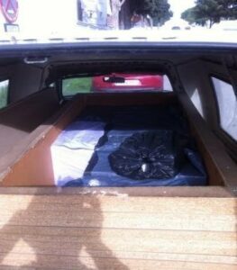 3.436 cajetillas de tabaco de contrabando en doble fondo de un vehículo