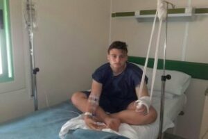 En la calle, sola y con su hijo recien operado