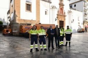 Algesa acomete una campaña de limpieza especial en las calles de los recorridos de Semana Santa