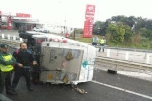 La lluvia provoca un vuelco y retenciones en la A7