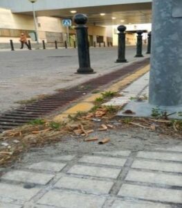 Usuarios del hospital Punta Europa denunican falta de limpieza en zonas anexas