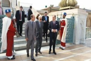 Landaluce firma en el Libro de Oro del Mausoleo Real de Rabat