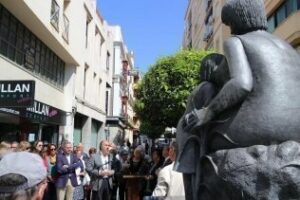 Homenaje a las madres junto al monumento a la maternidad