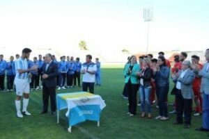 El alcalde entrega el trofeo al campeón del Torneo XX Aniversario del CD Salesianos
