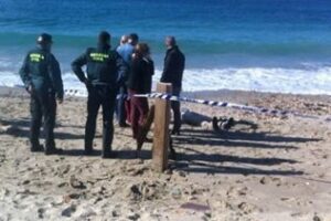 Encuentran a un hombre muerto con varios hematomas en la playa de Puente Mayorga