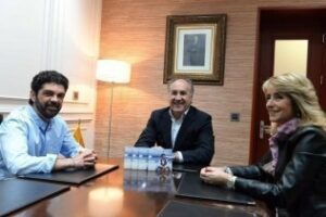 El artista algecireño José Carlos Gómez presenta su nuevo disco al alcalde