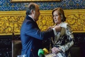 El Ayuntamiento homenajea a José Manuel Lara Bosch, en la persona de su viuda