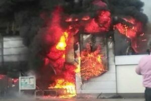 Incendio en el supermercado Lidl del polígono de Palmones