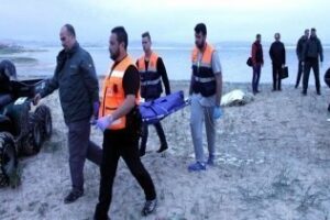 Dos jóvenes muertos y un herido practicando Kite en Los Lances