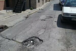 Barriada algecireña exige el pronto arreglo de un socavón