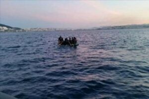 Rescatados ocho subsaharianos que trataban de cruzar el Estrecho a bordo de una hinchable