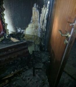 El incendio de una vivienda en Algeciras se salda con dos gatos afectados por inhalación de humo