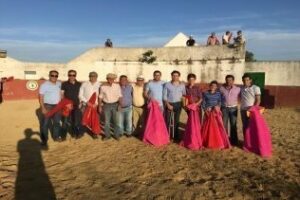 Asociación Aficionados Prácticos Taurinos Algeciras en un tentadero de la ganadería de los Hermanos Torres Gallego